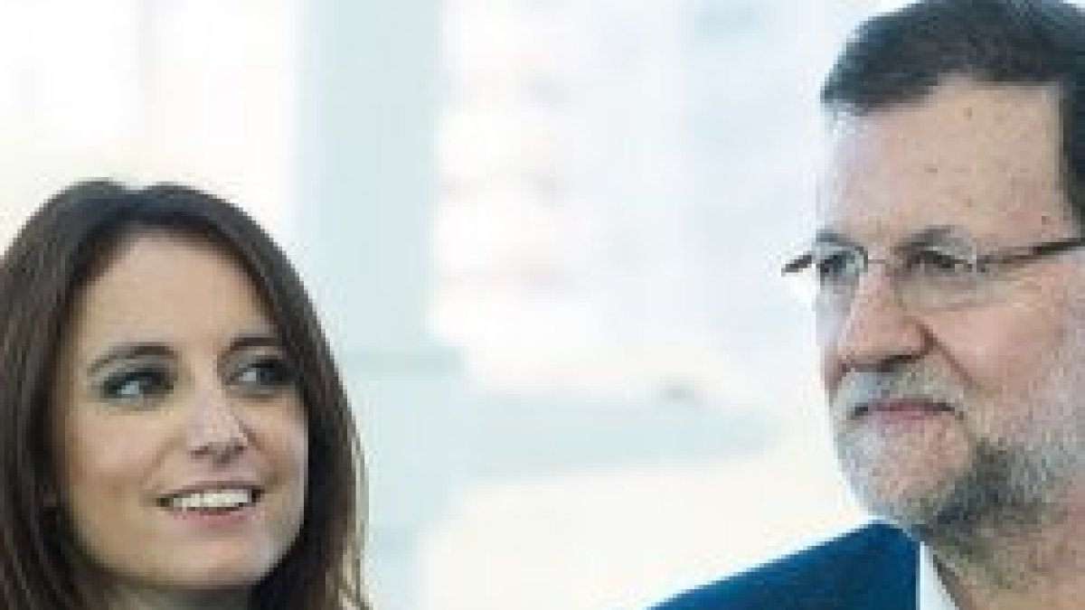 Andrea Levy con Mariano Rajoy - él la envió al Orgullo Gay a mostrar el apoyo del PP a la ideología LGTB