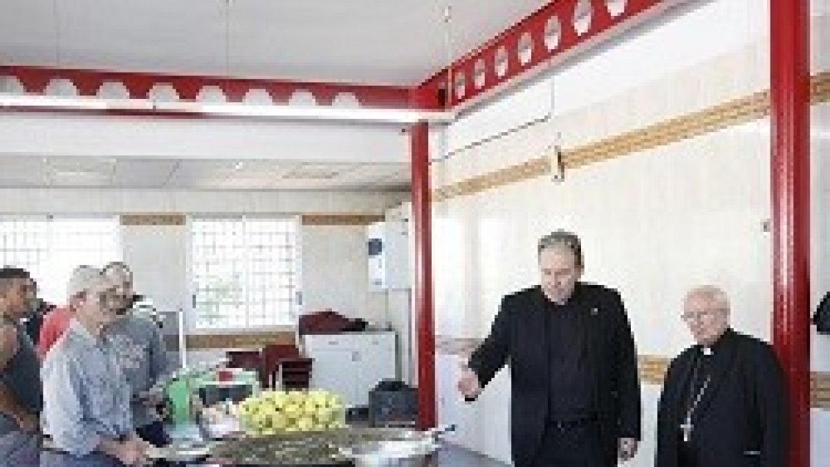 El cardenal acudió a Ciudad Esperanza, donde la Iglesia ayuda a personas necesitadas
