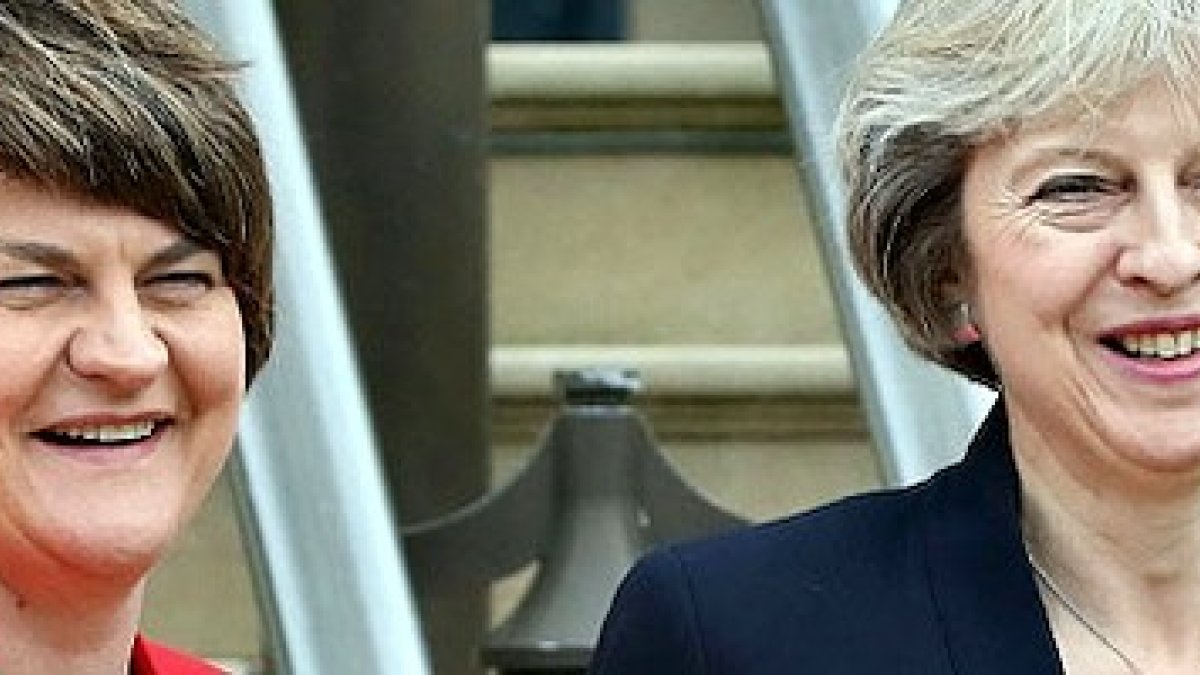 Theresa May, junto con la primer ministro norirlandesa, Arlene Foster, durante la visita de la premier británica a Irlanda del Norte en julio de 2016.