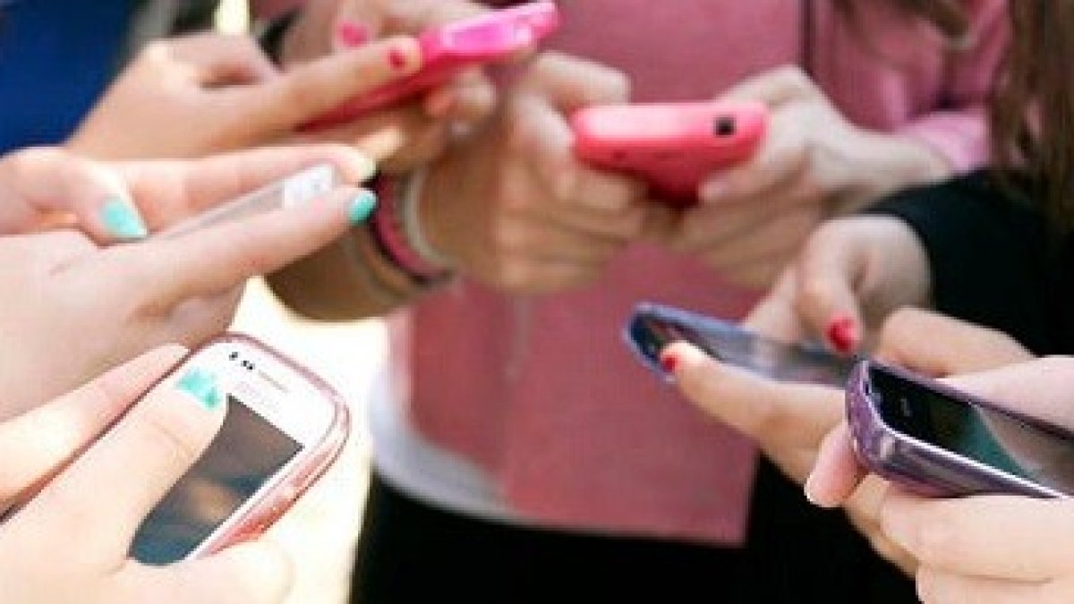 La adicción de los jóvenes a los dispositivos móviles se está convirtiendo en uno de los principales problemas de las familias