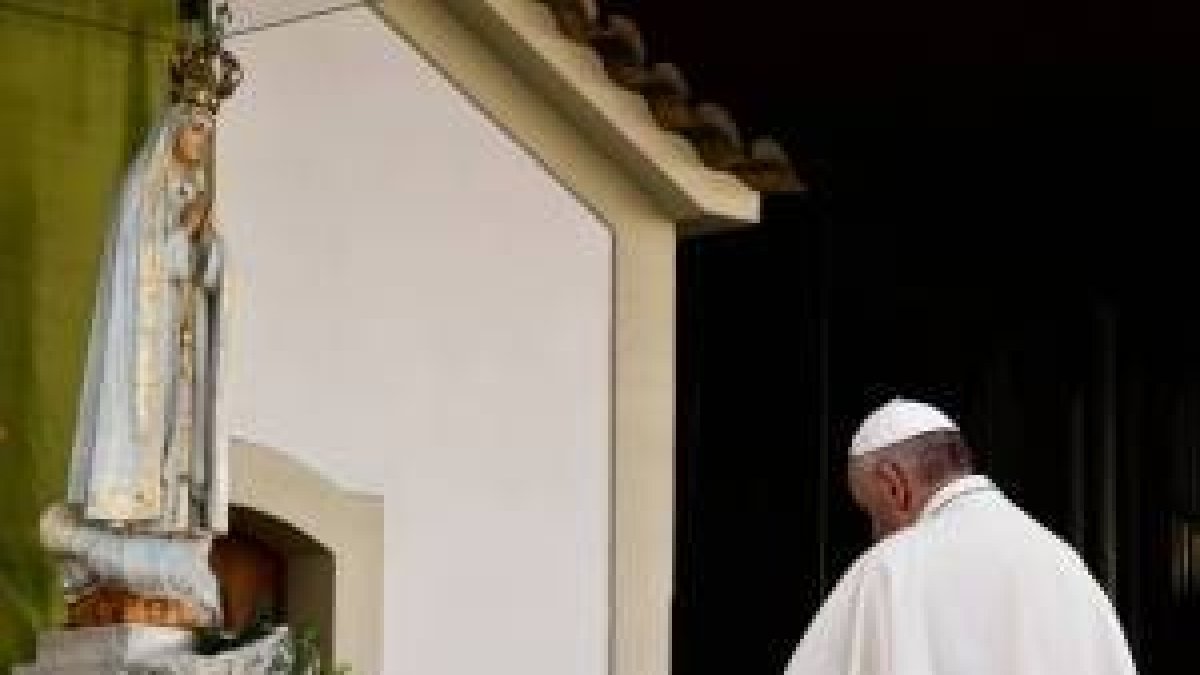 El papa Francisco rezando ante la Virgen de Fátima