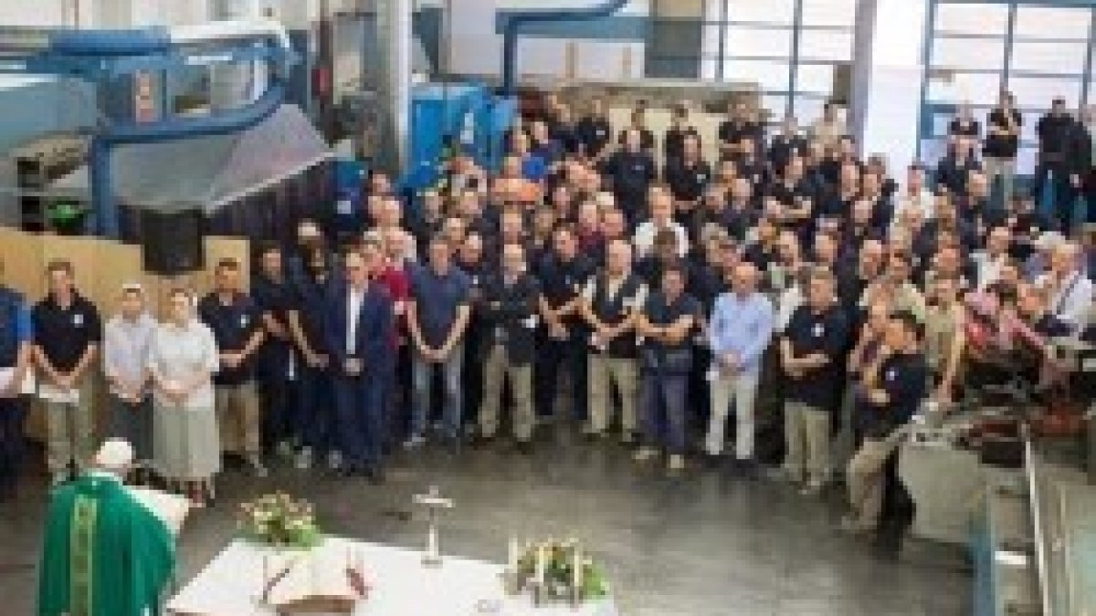 Francisco en el centro industrial que depende del Vaticano, en misa con los obreros