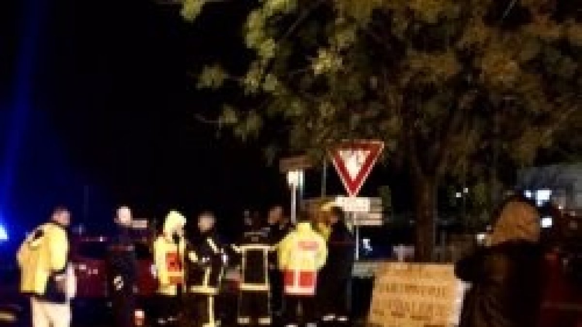 Los gendarmes llegan por la noche al asilo de misioneros jubilados donde una enfermera ha sido asesinada