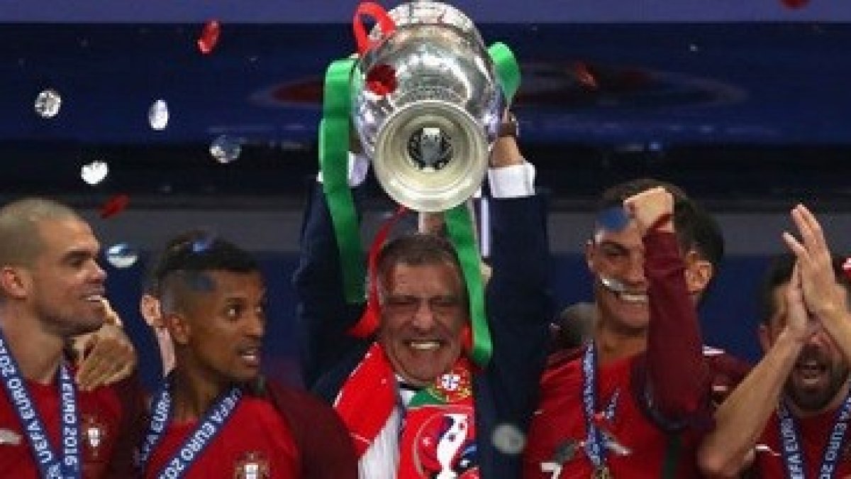 Fernando Santos, seleccionador de Portugal, es considerado un héroe en su país tras conseguir la Eurocopa