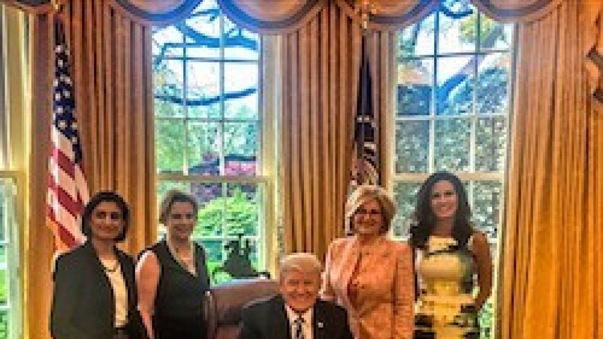 Trump, en el momento de firmar la orden, con Marjorie Dannenfelser, presidenta de la Susan B. Anthony List,a su derecha.
