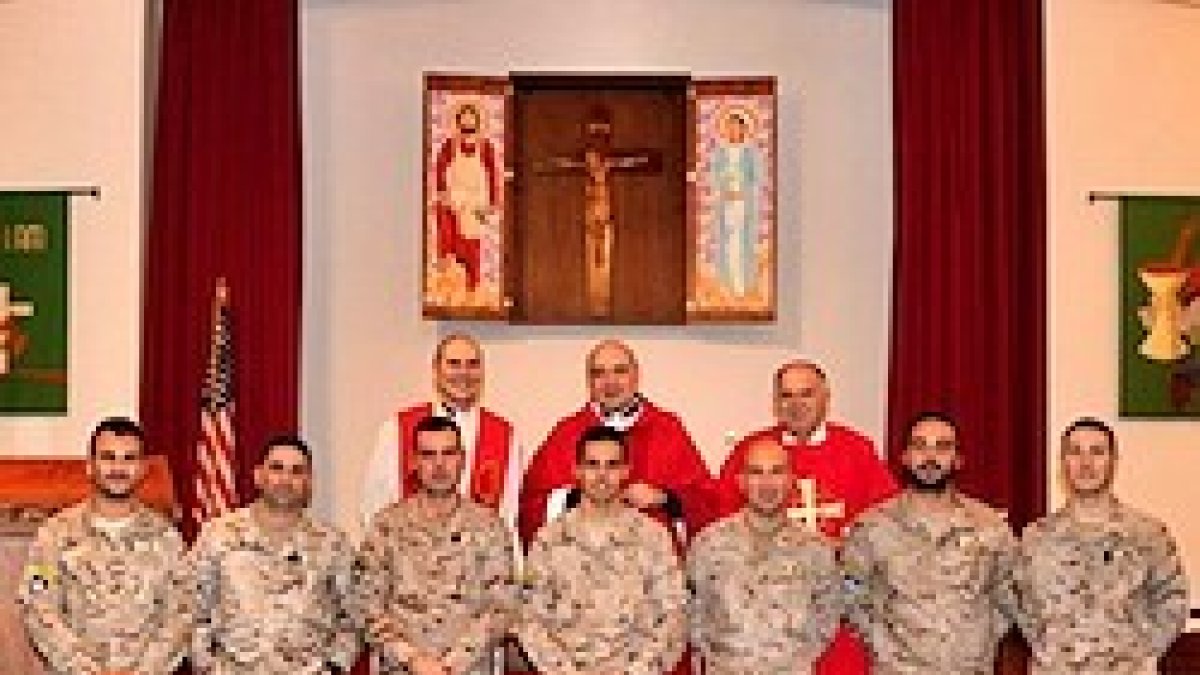 Los siete nuevos confirmados, junto con el vicario de Defensa, Francisco Javier de la Vega, que administró el sacramento.