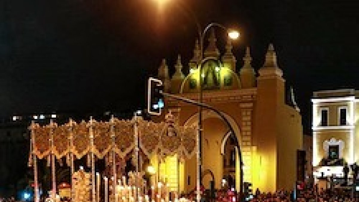 Momento de la salida de la Esperanza Macarena en la madrugada del Viernes Santo.