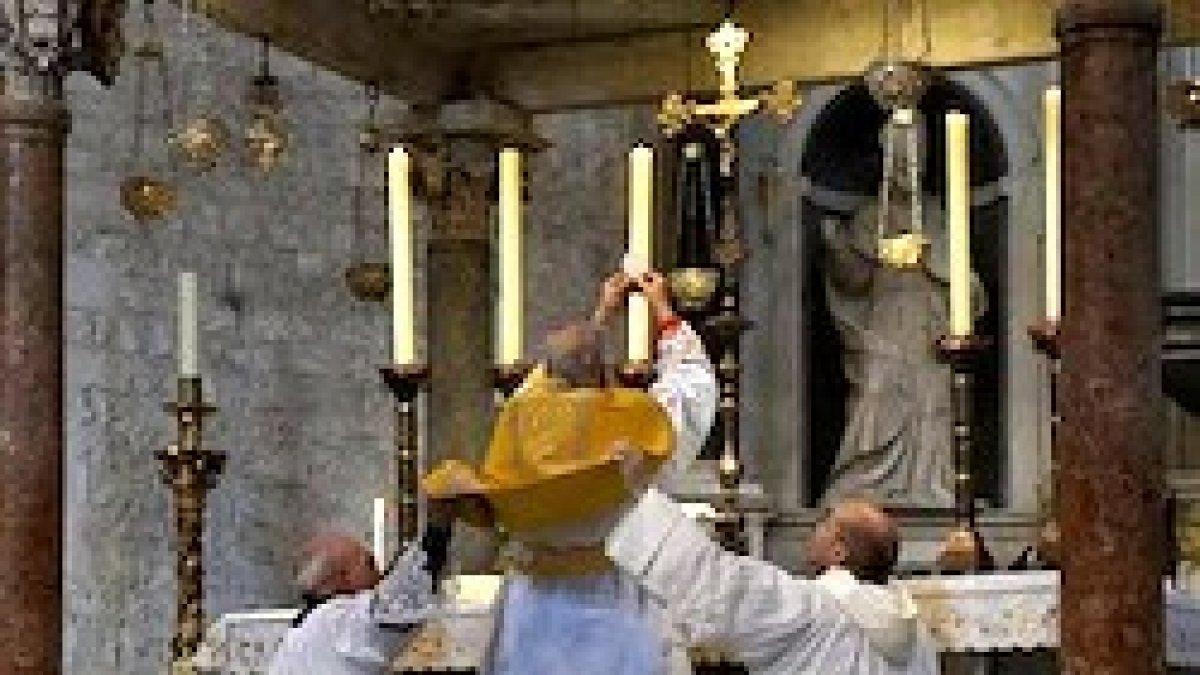 El arzobispo Guido Pozzo, secretario de la Pontificia Comisión Ecclesia Dei, celebrando misa en la basílica de San Nicolás de Bari.