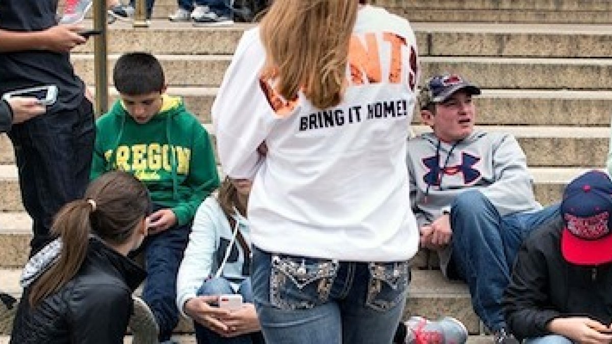 Los niños y adolescentes se vuelcan en el móvil y la tablet si no se les educa en un tipo de ocio distinto que fomente la creatividad y el esfuerzo.