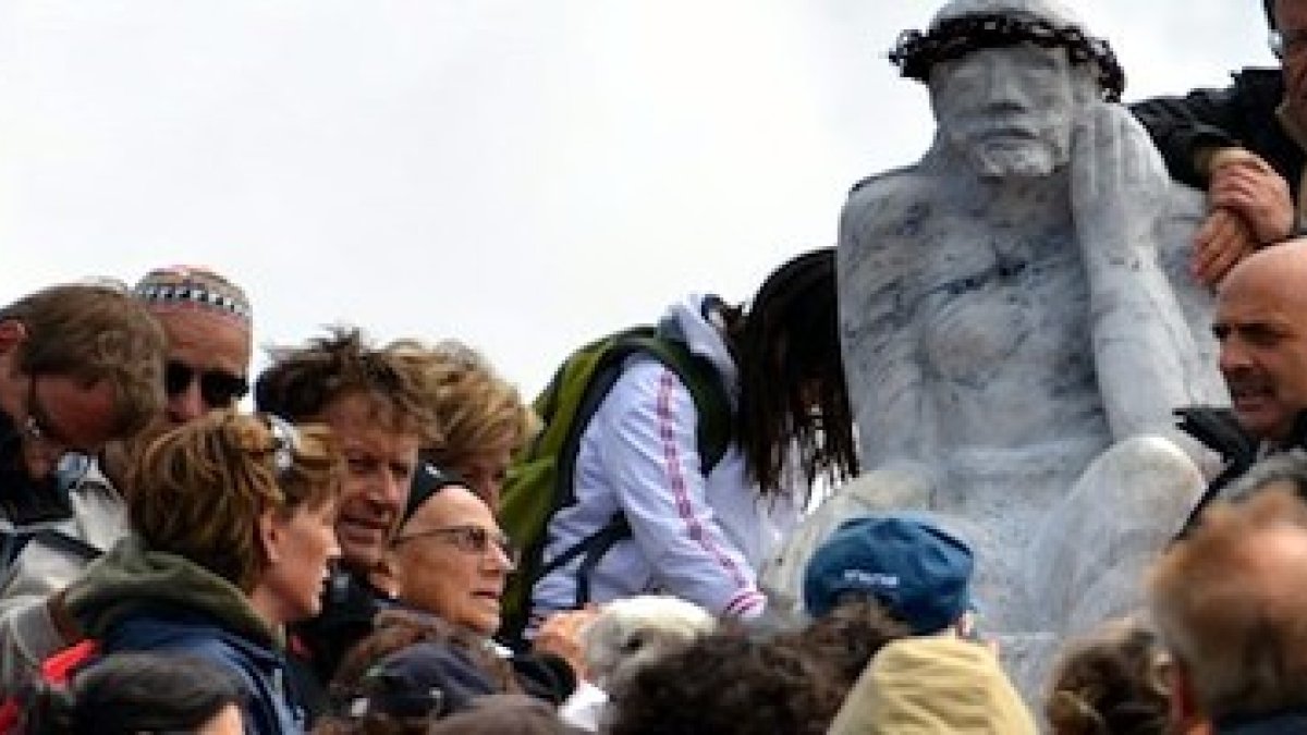Al llegar ante el Cristo Pensante es el momento del diálogo interior con Él.