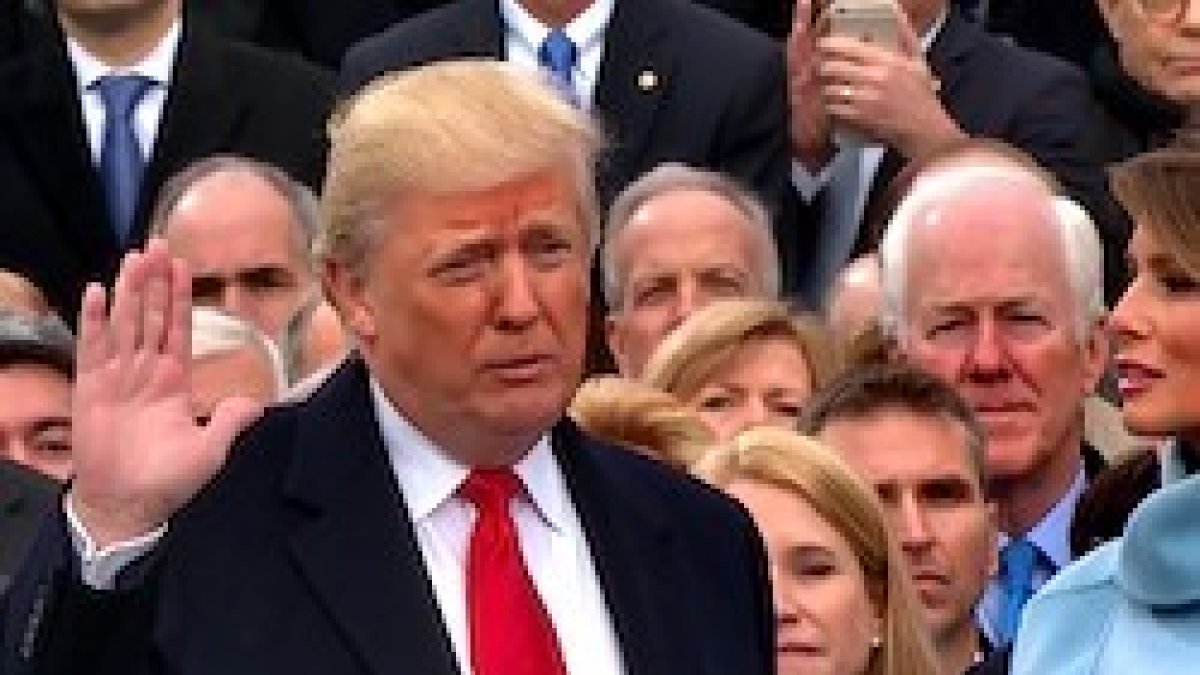 Donald Trump juró como presidente en un acto en el que intervino, entre otros líderes religiosos, el cardenal Timothy Dolan.