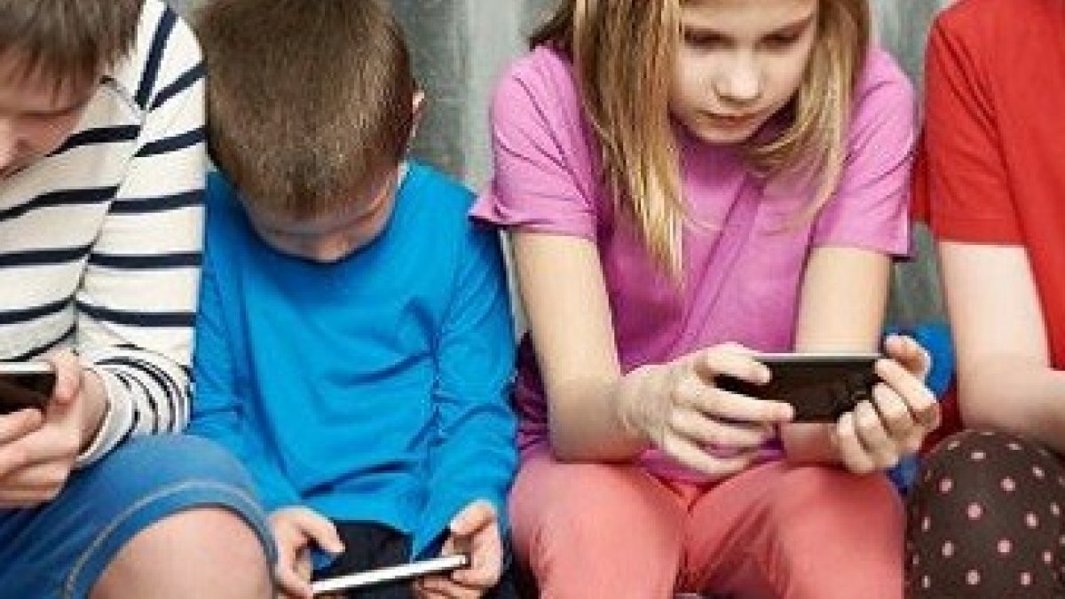 La adicción de los jóvenes a los dispositivos móviles se está convirtiendo en uno de los principales problemas de las familias