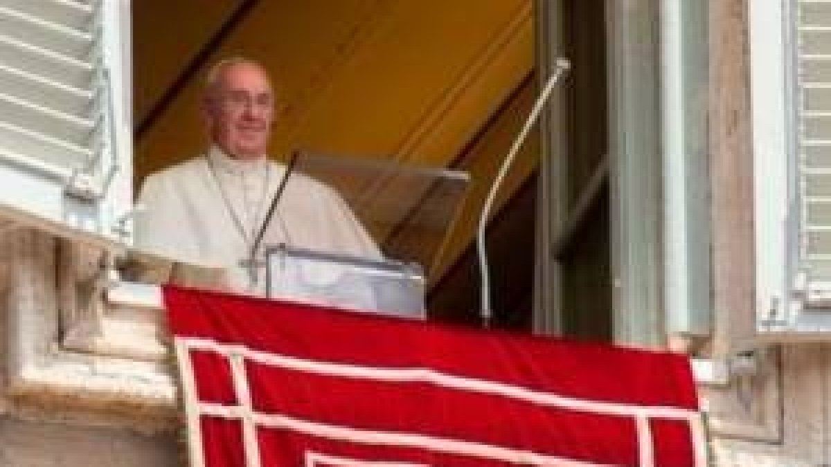 El Papa Francisco durante el rezo del Regina Coeli