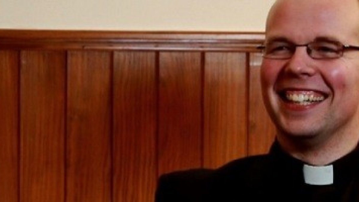 El padre Shane descubrió su vocación saltándose un día de colegio y sentándose un rato en un banco de la parroquia
