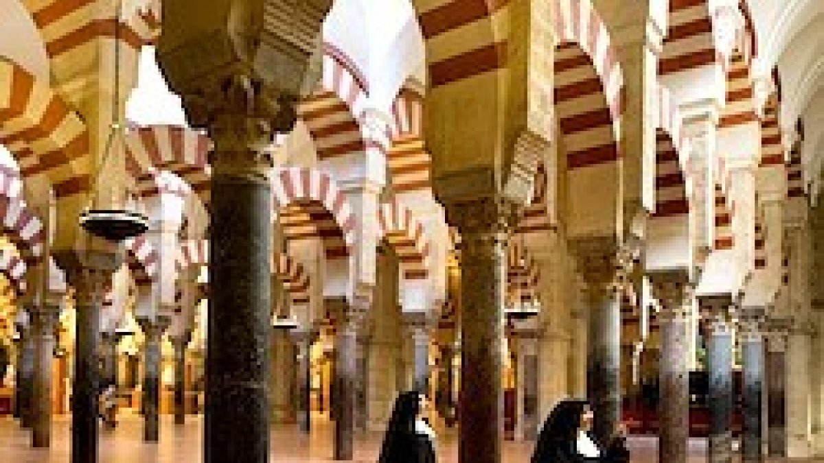 La catedral y antigua mezquita de Córdoba se construyó sobre las ruinas y con materiales de la basílica de San Vicente, derribada por Abderramán I.