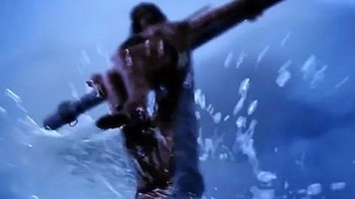 Una gota de lluvia cae desde el cielo sobre el Gólgota, primero de los signos que en la película acompañan a la muerte de Cristo.