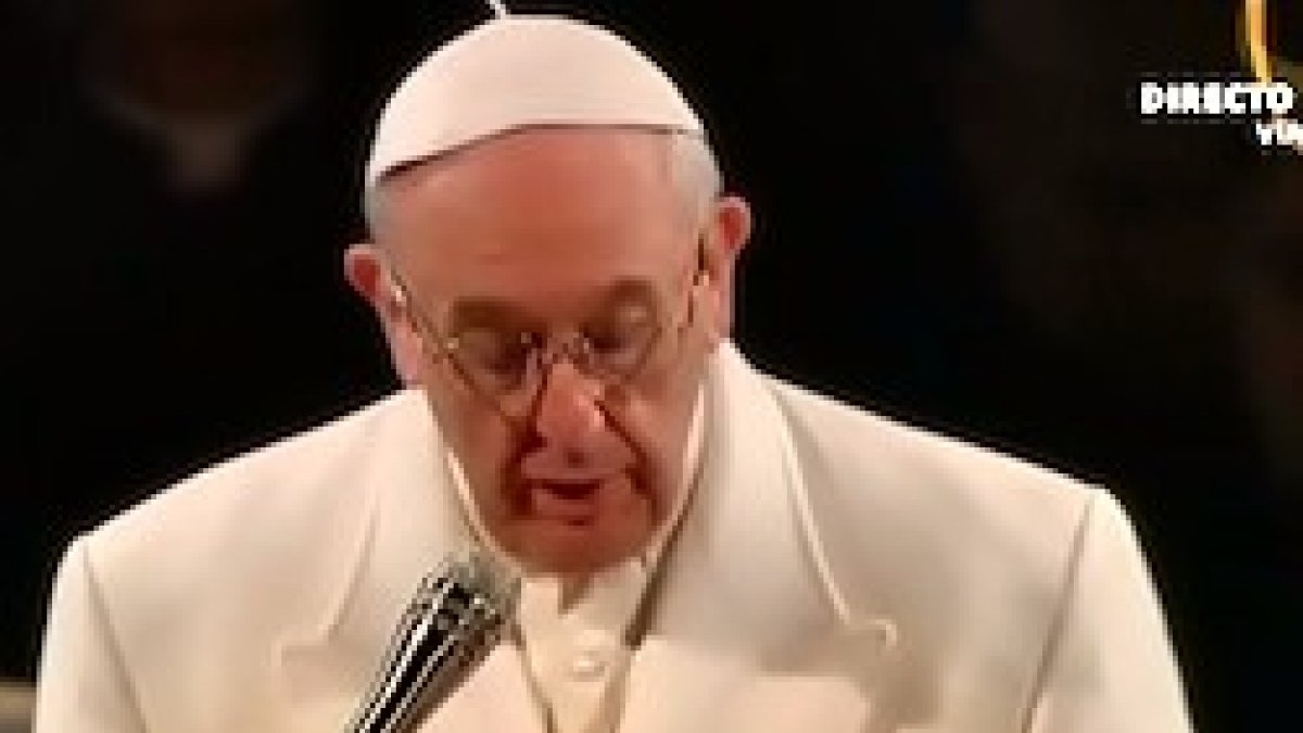 Tras el Via Crucis y su reflexión y oración final, el Papa impartió la bendición.
