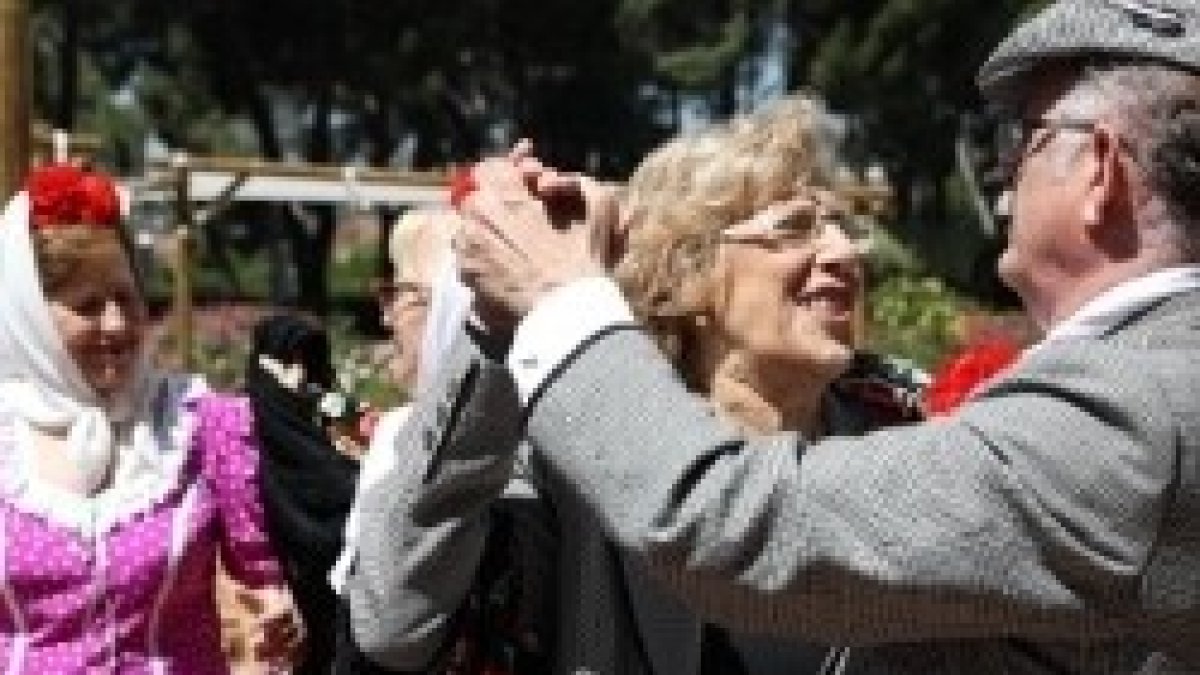 La alcaldesa Carmena baila un chotis con unos madrileños de traje regional por San Isidro