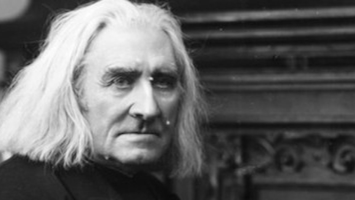 Franz Liszt, a pesar de sus devaneos amorosos, nunca perdió la fe y vistió en sus últimos años el hábito religioso.