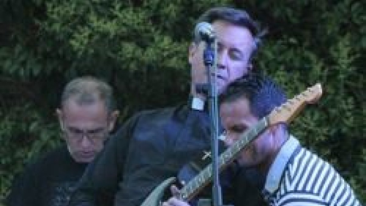 La Voz del Desierto cuenta con varios sacerdotes y otros músicos y más de 10 años tocando