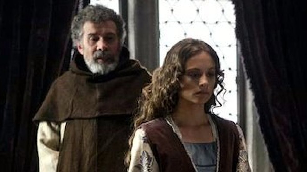 Isabel con Fray Hernando de Talavera, en una escena de la serie televisiva sobre la Reina Católica.