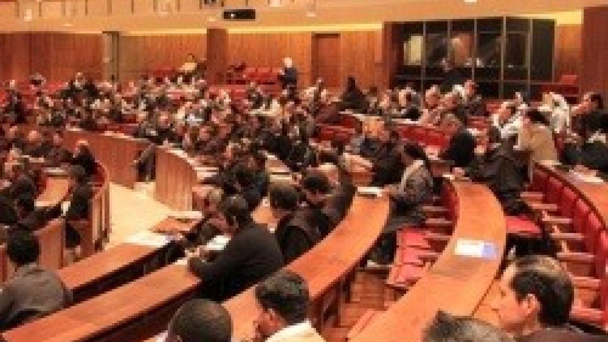 Religiosos en el auditorio del Antonianum en Roma