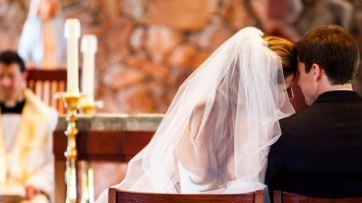 En España ya solo un 30 por ciento de bodas son por la Iglesia, pero muchos alejados aún vienen buscando el rito en la parroquia