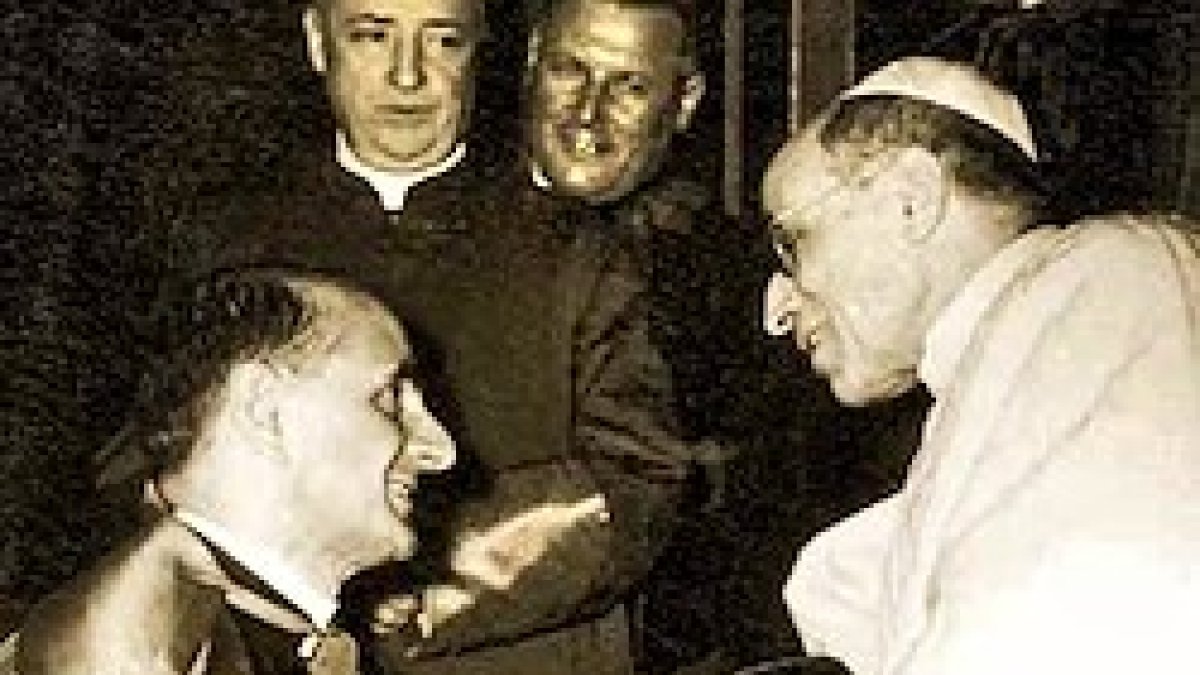 El futuro Pablo VI cumplimenta a Pío XII: ambos tuvieron un papel destacado en salvar la vida a miles de judíos durante la Segunda Guerra Mundial.
