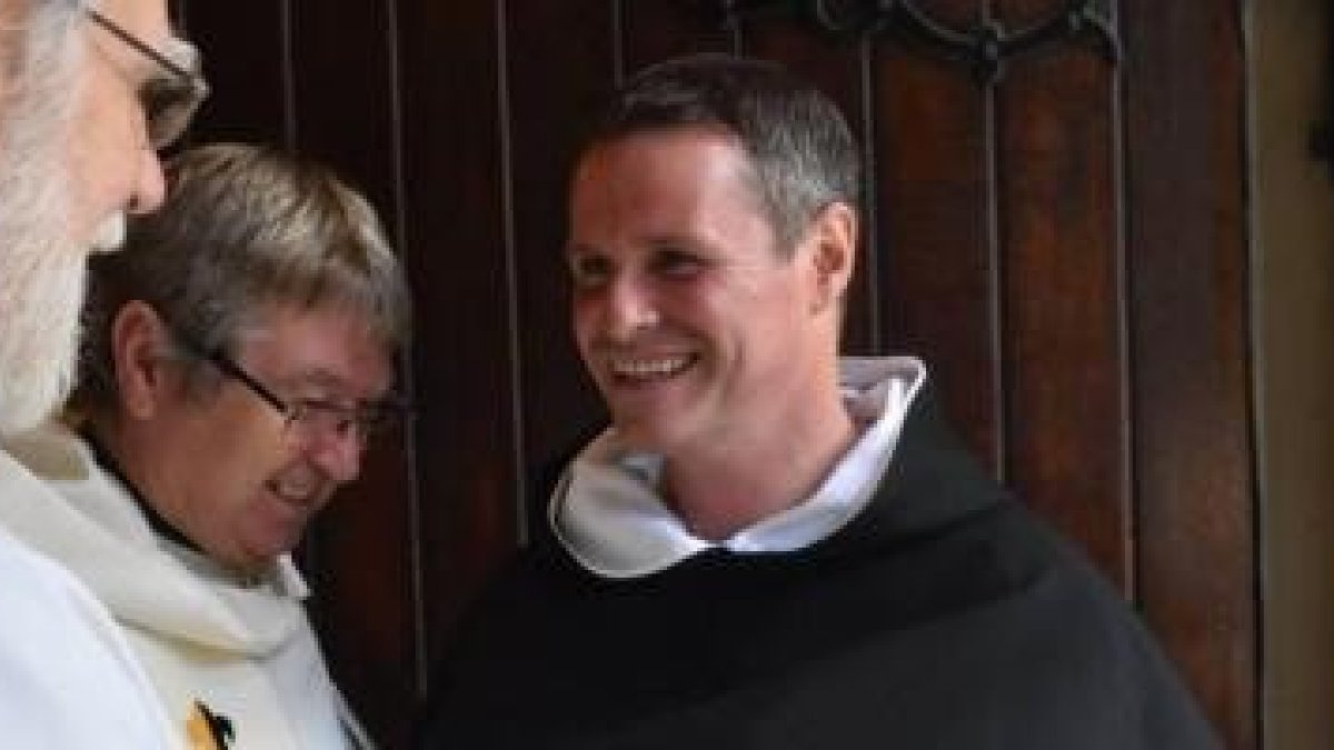 Phil Mulryne sonríe con su hábito de religioso dominico... desde este sábado ya es sacerdote