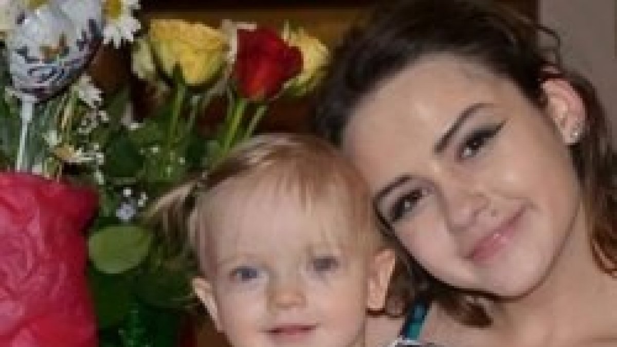 Anahí Retsar, en la actualidad, con el bebé que quiere adoptar