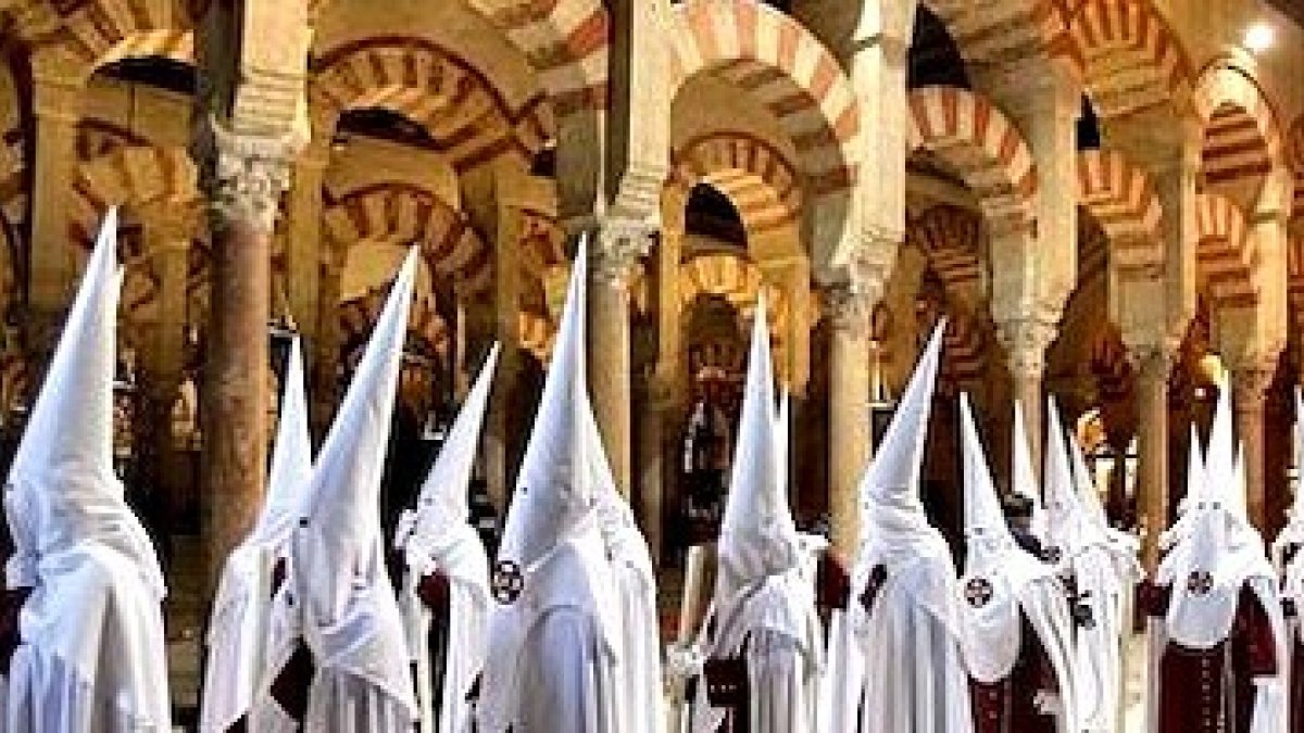 Procesión de Semana Santa en la catedral de Córdoba.