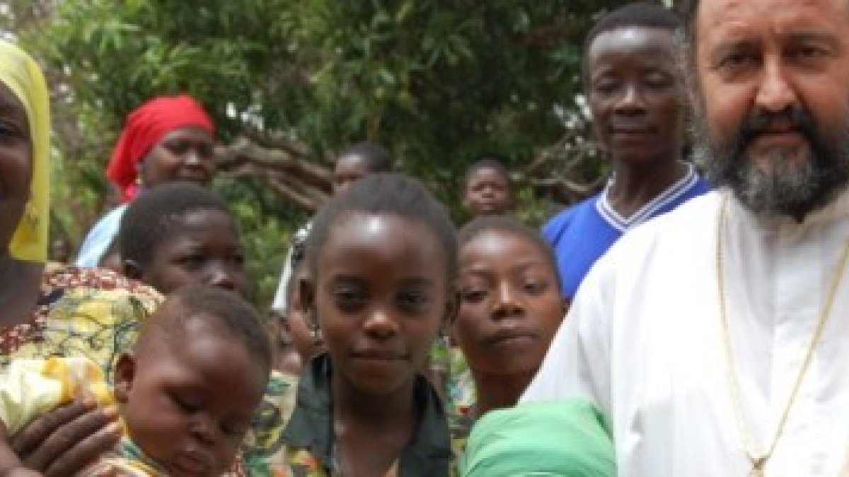 El obispo de Bangassou, Juan José Aguirre, en una ocasión festiva con sus feligreses