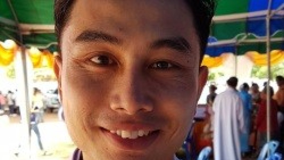 El joven padre Phongphan se va de misionero a Hong Kong... el primer tailandés de su zona y congregación