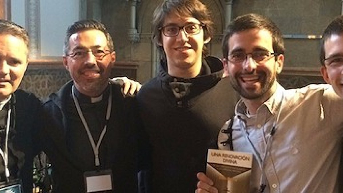 El padre Mallon, a la izquierda, junto con otro sacerdote y jóvenes asistentes al simposio internacional de Barcelona sobre reforma y reformas en la Iglesia.