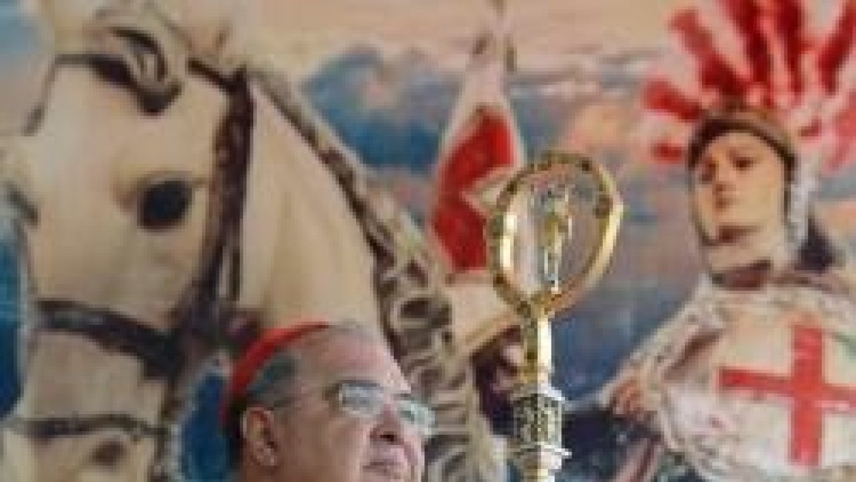 El cardenal brasileño Orani Tempesta junto a una imagen de San Jorge como caballero