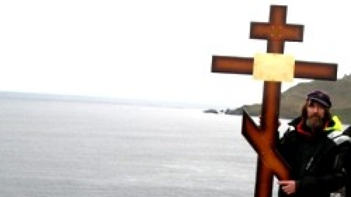 Fiódor Kóniujov, explorador y sacerdote, quiere instalar una cruz de piedra en la Fosa de las Marianas