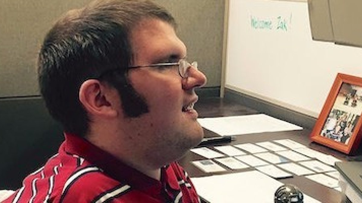 Zachary Schmoll reivindica el valor igual de toda vida humana, también la sometida a discapacidades como la suya propia.