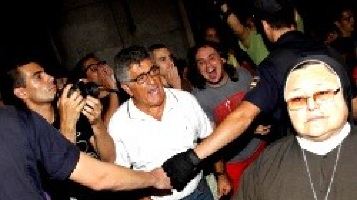 Laicistas agresivos gritan a una monja durante la JMJ de Madrid 2011 -la Policía forma un cordón