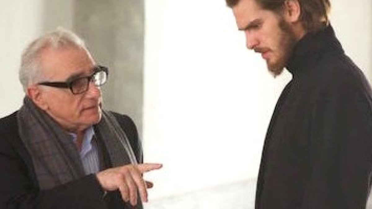 El director Martin Scorsese, con Andrew Garfield vestido de jesuita antiguo, en el rodaje de la película Silencio