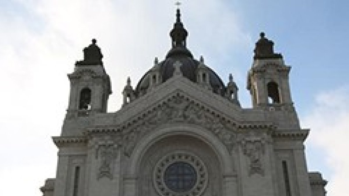 Abandonan un bebé ante la catedral de Minneapolis: «Eligieron un buen lugar, nosotros los amamos»