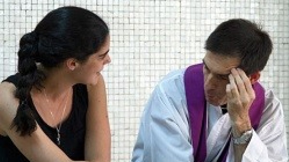 Enrique Rueda realiza su labor entre los jóvenes universitarios