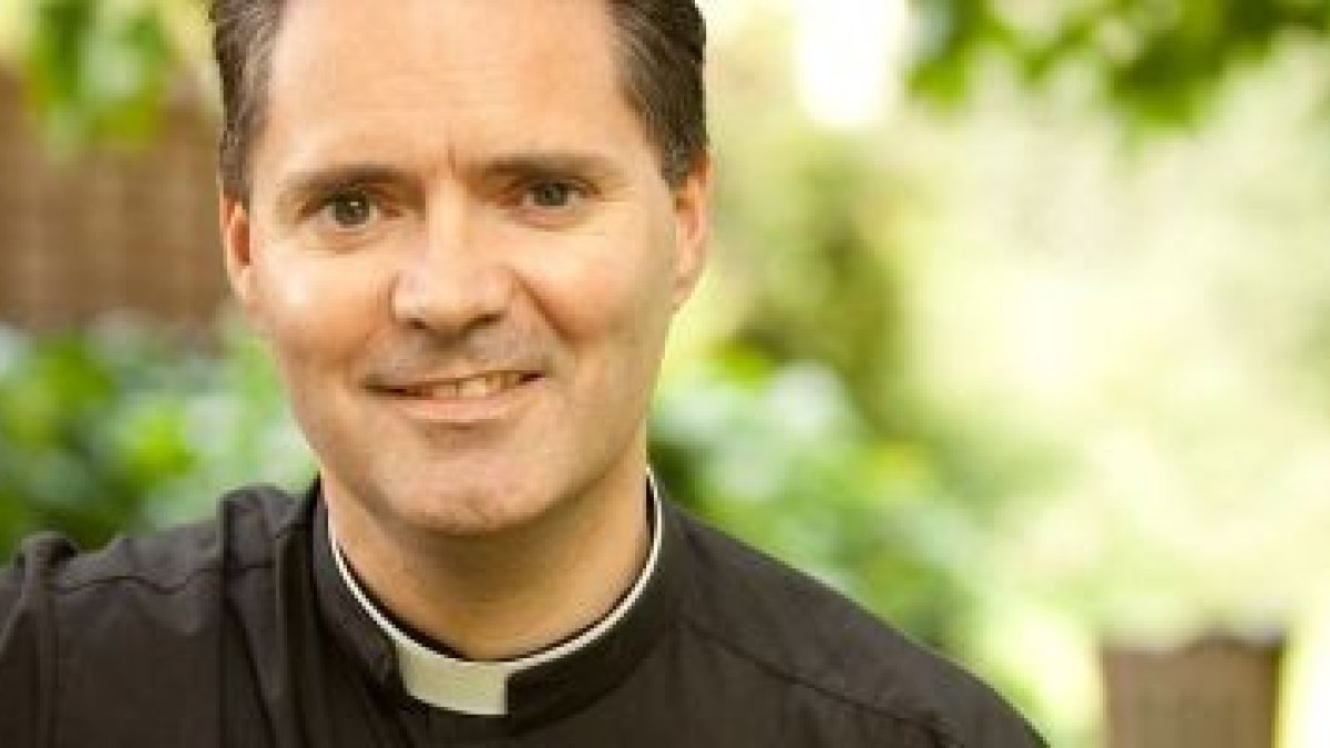 James Mallon, párroco de Saint Benedict en Halifax, cuenta como renovar las parroquias en Una Renovación Divina
