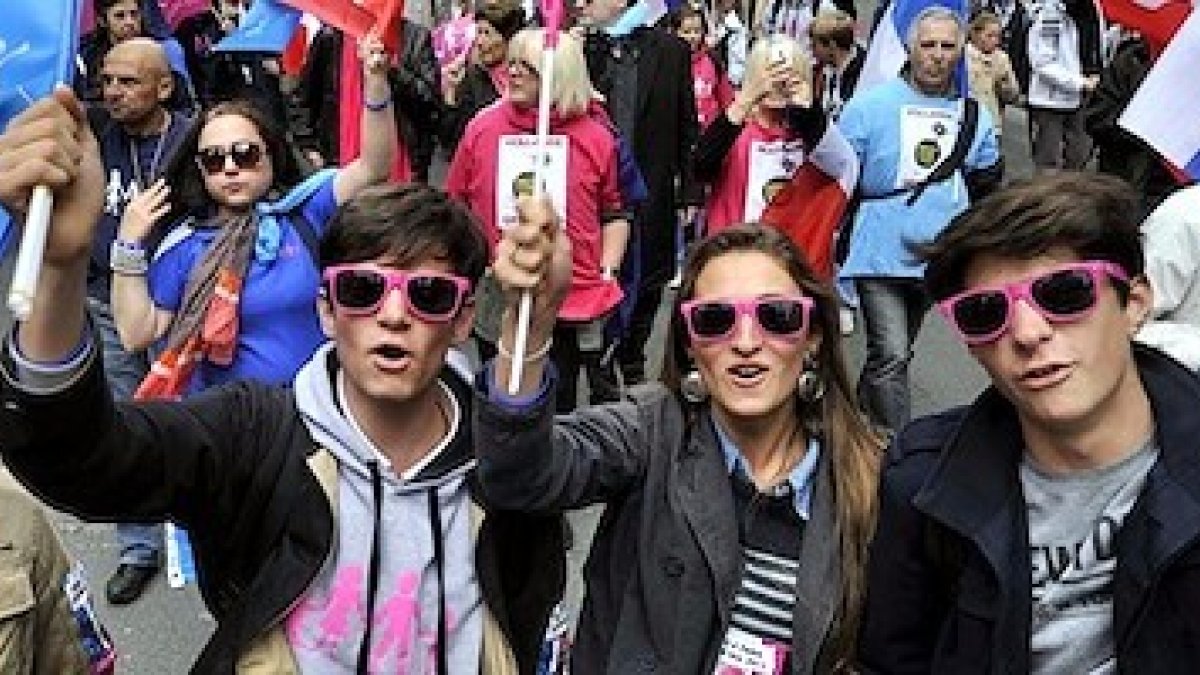 La conjunción de jóvenes grupos tradicionalistas y carismáticos ha revolucionado la presencia católica en las calles de Francia.