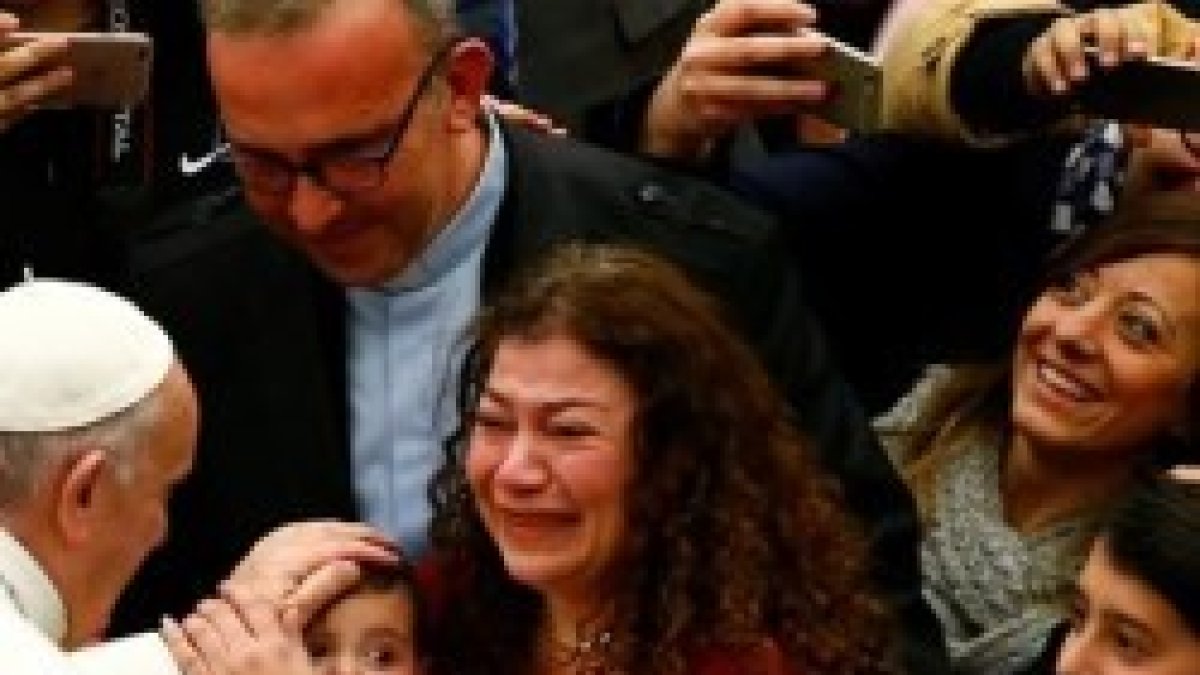 Una familia se emociona al saludar al Papa Francisco en el aula Pablo VI