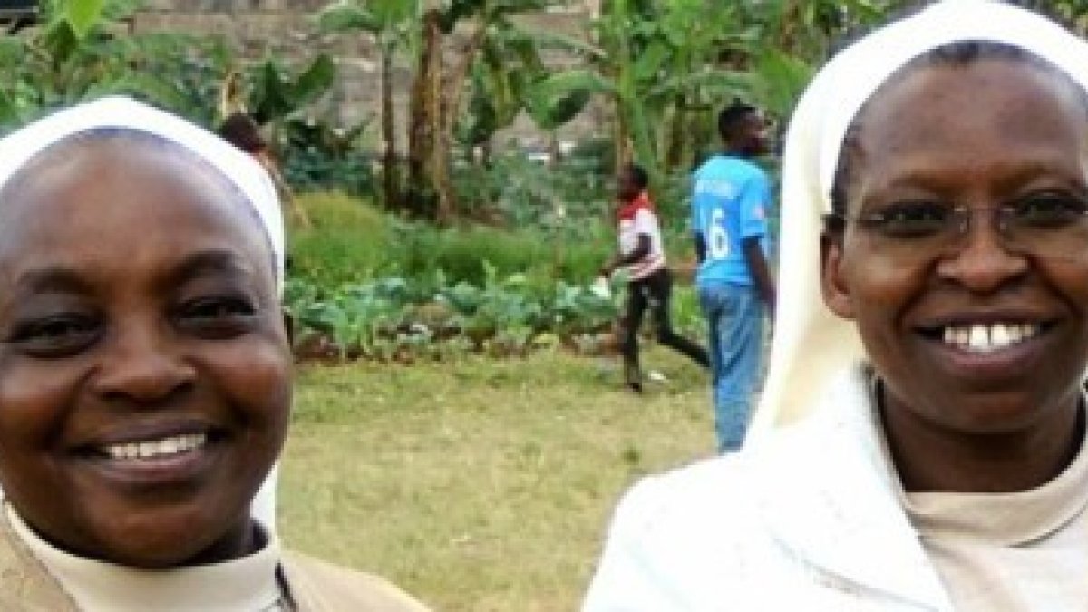 La hermana Mary, a la derecha, con la madre superiora de su congregación en el hospital del Distrito Mbaghati