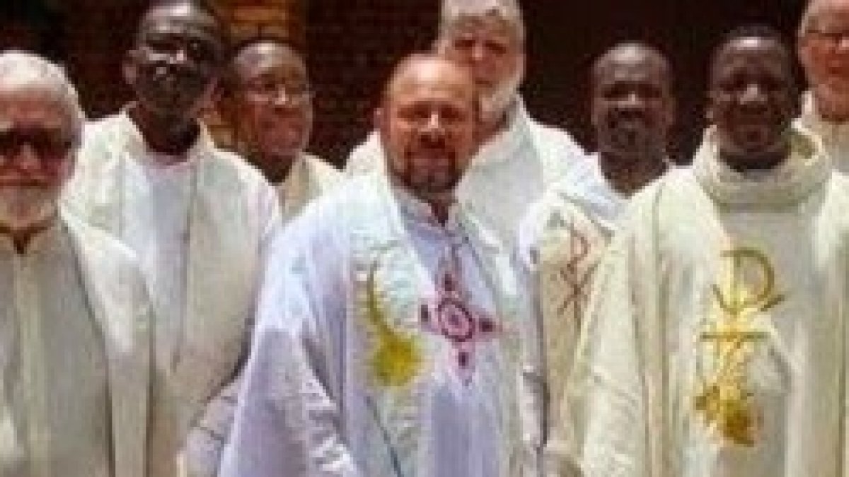 En el centro de la imagen, Jesús Ruiz Molina, misionero comboniano, hasta ahora párroco en Moungoumba.