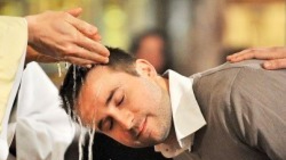 Más de 4.500 adultos se bautizan en Francia en Pascua en 2017