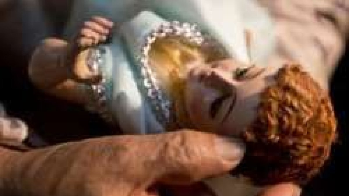 Reparar un Niño Jesús requiere paciencia, habilidad, arte y pulso de relojero