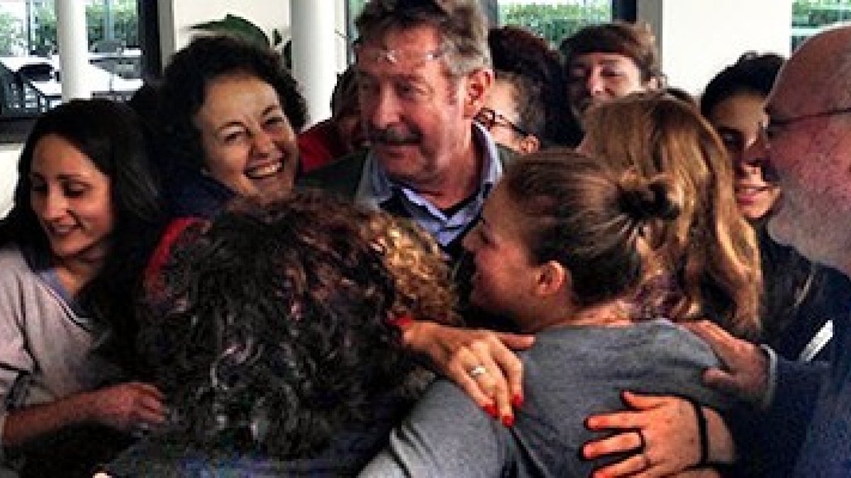 Silvio Cattarina, rodeado de algunos de los chicos a los que ayuda a salir adelante.