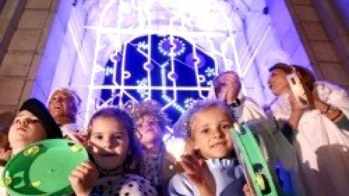 Familias con disfraces navideños acudieron el viernes a la panderetada de la Puerta de Alcalá